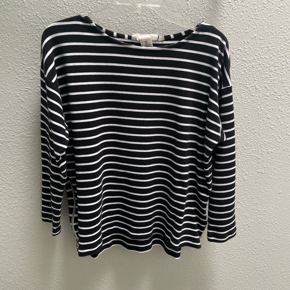 ❤️‍🔥3/$27❤️‍🔥L.O.G.G sold by H&M Top - Size L - Black/White Stripe - EUC